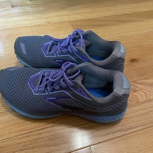 Brooks size 8 ghost 12